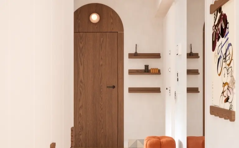 Przedpokój w stylach art deco, eklektycznym, nowoczesnym, vintage i współczesnym z drewnianymi elementami.