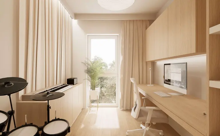Biuro w stylu japandi, minimalistycznym z drewnianym biurkiem i rośliną.