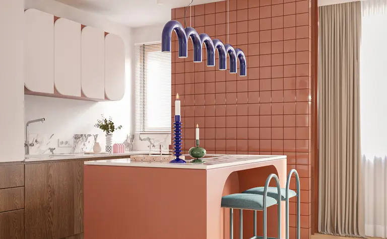 Kuchnia w stylu art deco z różowymi płytkami i drewnianymi meblami.