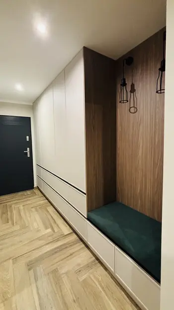 Przedpokój w stylu industrialnym, minimalistycznym z drewnianymi detalami.