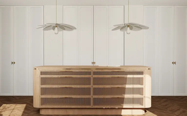 Wnętrze z meblem z drewna, białymi ścianami, styl art deco, eklektyczny, soft minimalizm.