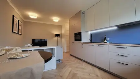 Wnętrze kuchni w stylu japandi, minimalistycznym i skandynawskim z jasnymi meblami.