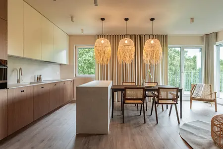 Wnętrze kuchni boho z drewnianymi meblami, minimalistycznymi akcentami i rustykalnym wystrojem.