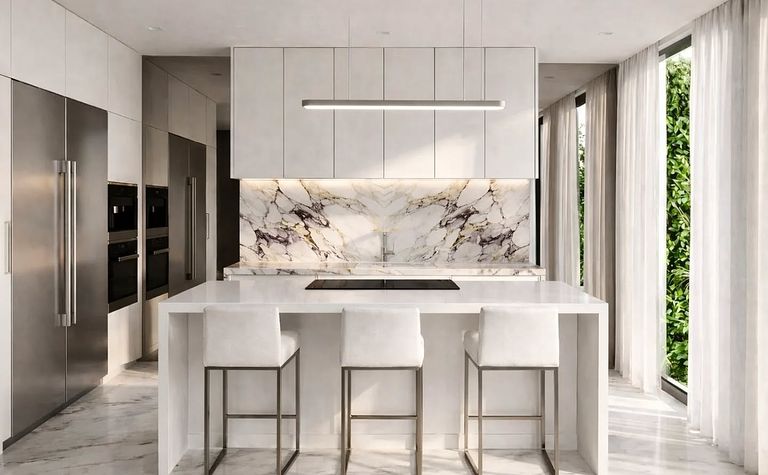 Nowoczesna kuchnia z białymi meblami i marmurowym blatem, minimalistyczny design.