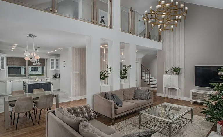 Wnętrze salonu z nowoczesnym designem, quiet luxury i tradycyjnymi akcentami.