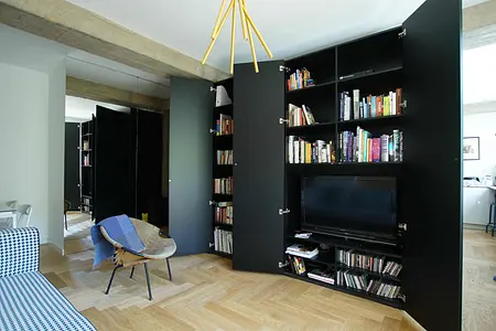 Wnętrze z eklektycznymi i minimalistycznymi meblami, nowoczesny design z drewnianą podłogą.