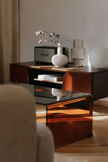 Wnętrze z drewnianym stolikiem, dekoracyjnymi wazonami i lampą, styl quiet luxury, soft minimalizm, vintage.