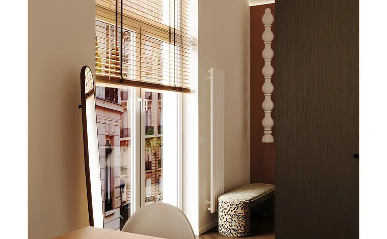 Wnętrze z eklektycznymi i minimalistycznymi elementami, z drewnianym stołem i dużym lustrem.