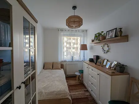 Wnętrze pokoju z elementami art deco, prowansalskimi i skandynawskimi.