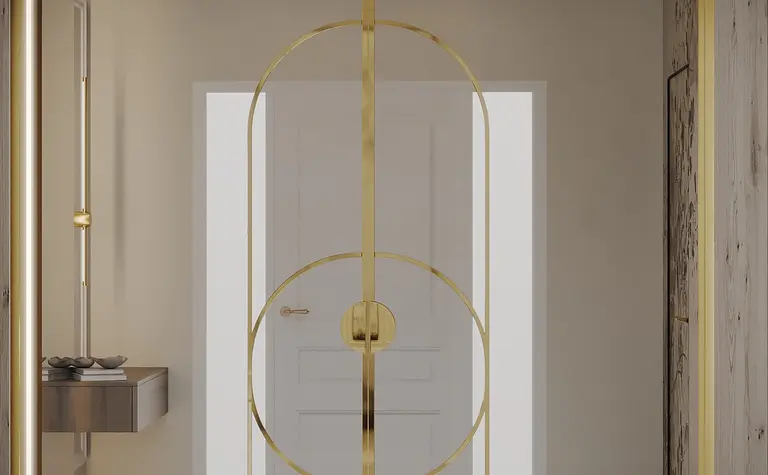 Przedpokój w stylu quiet luxury z złotymi detalami i jasnymi ścianami.