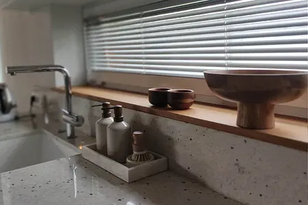 Minimalistyczna kuchnia w stylu boho i japandi z drewnianymi elementami.