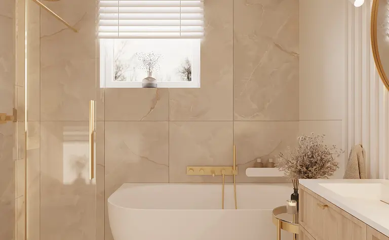Wnętrze łazienki z wanną, złotymi detalami i marmurowymi płytkami w stylu quiet luxury.