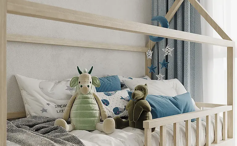 Pokój dziecięcy z drewnianym łóżkiem, miękkimi zabawkami i niebieskimi firankami. Styl: industrialny, japandi, minimaluxe, nowoczesny.