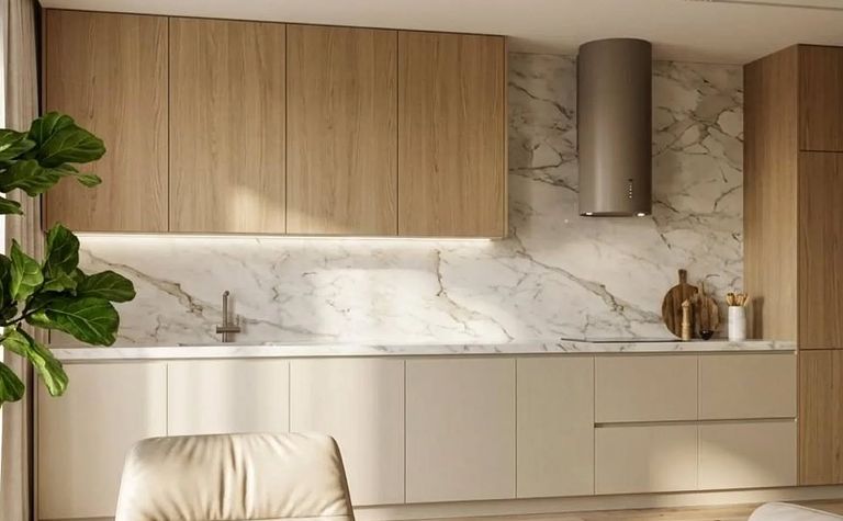 Nowoczesna kuchnia w stylu minimalistycznym z drewnianymi meblami i marmurowymi akcentami.