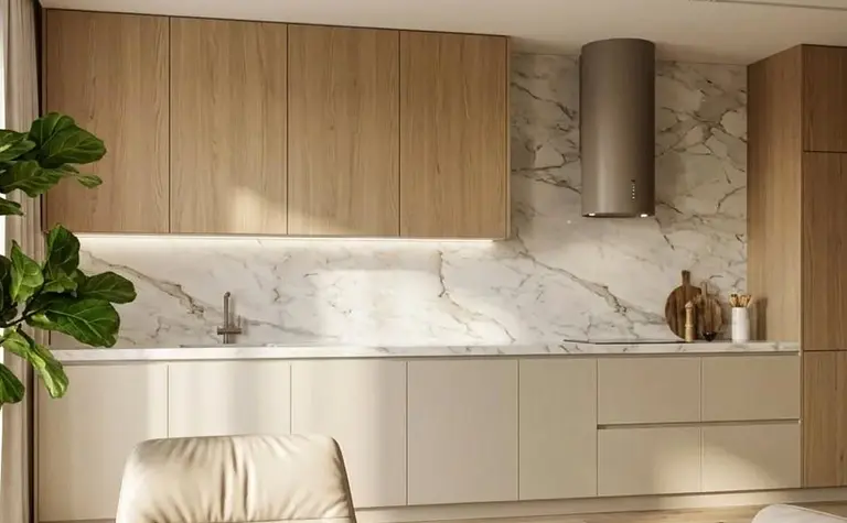 Nowoczesna kuchnia w stylu minimalistycznym z drewnianymi meblami i marmurowymi akcentami.
