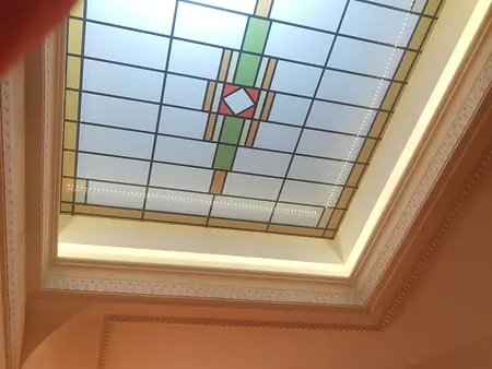 Sufit z kolorowym witrażem i eleganckimi detalami
