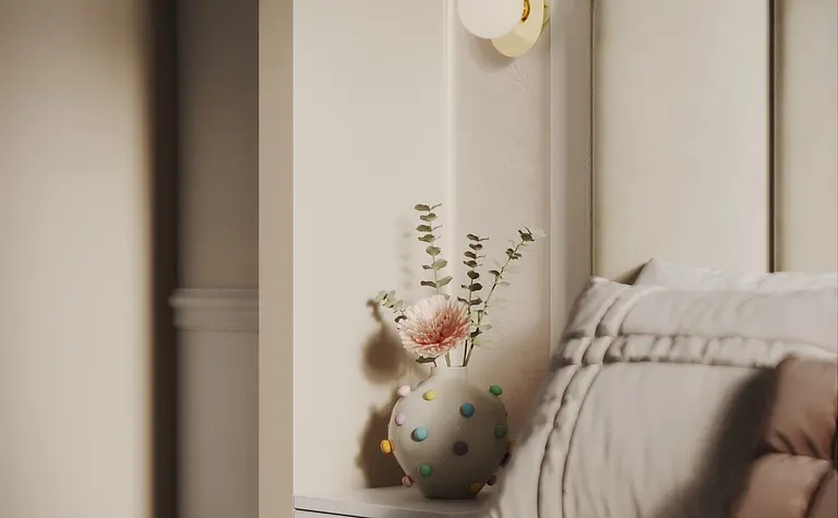 Stylowa sypialnia z beżowymi tonami, kwiatami w wazonie i oświetleniem.