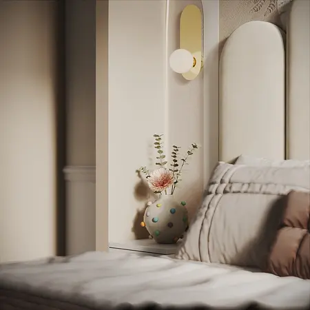 Stylowa sypialnia z beżowymi tonami, kwiatami w wazonie i oświetleniem.