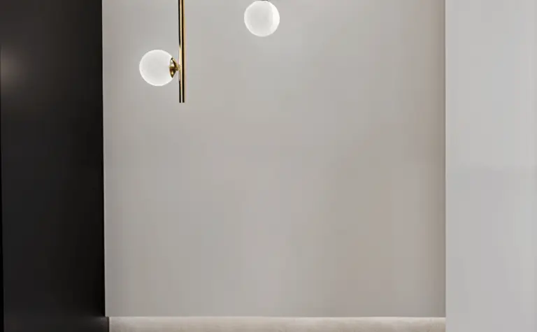 Minimalistyczny kącik wypoczynkowy z lampą w stylu skandynawskim.
