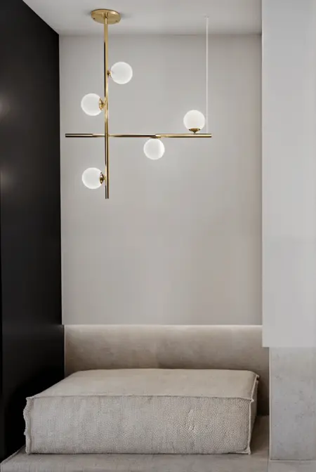 Minimalistyczny kącik wypoczynkowy z lampą w stylu skandynawskim.