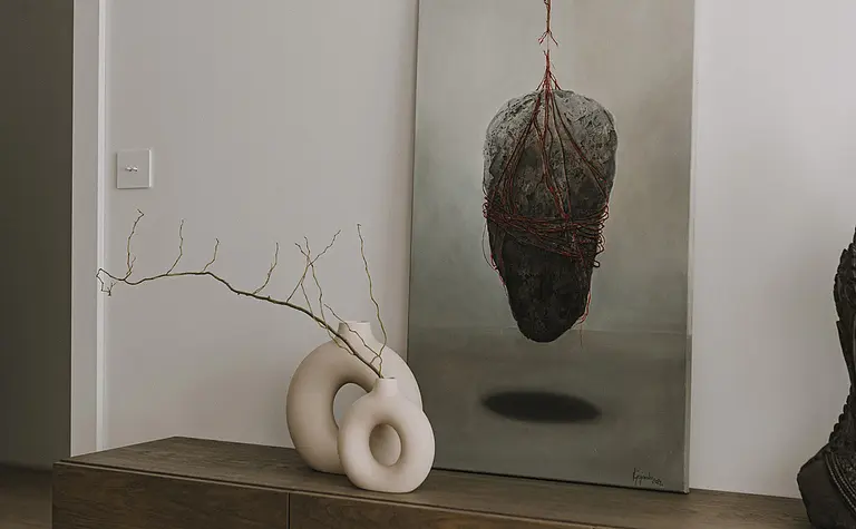 Wnętrze z nowoczesnym obrazem, minimalistycznymi akcesoriami w stylu quiet luxury.