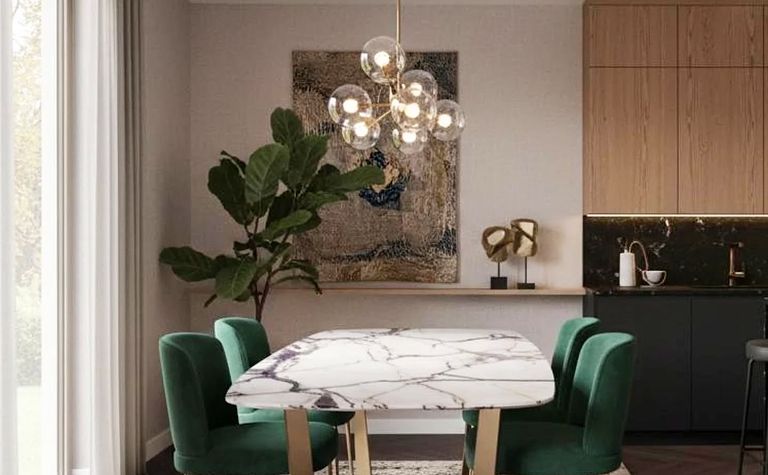 Nowoczesna jadalnia z zielonymi krzesłami i marmurowym stołem w stylu quiet luxury, soft minimalizm.