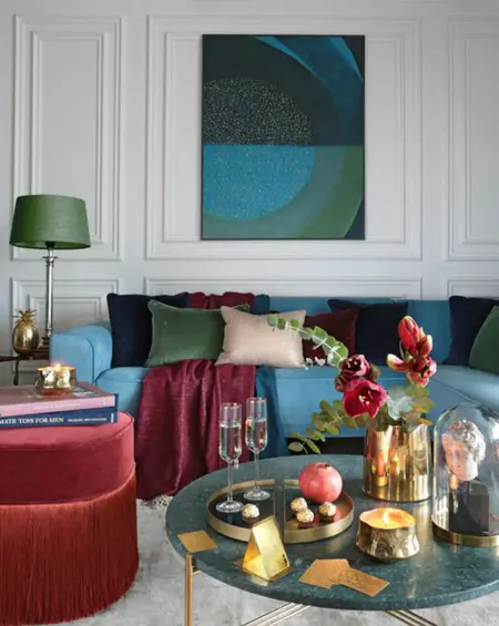 Stylowe wnętrze salonu w minimaluxe i quiet luxury z niebieską sofą.