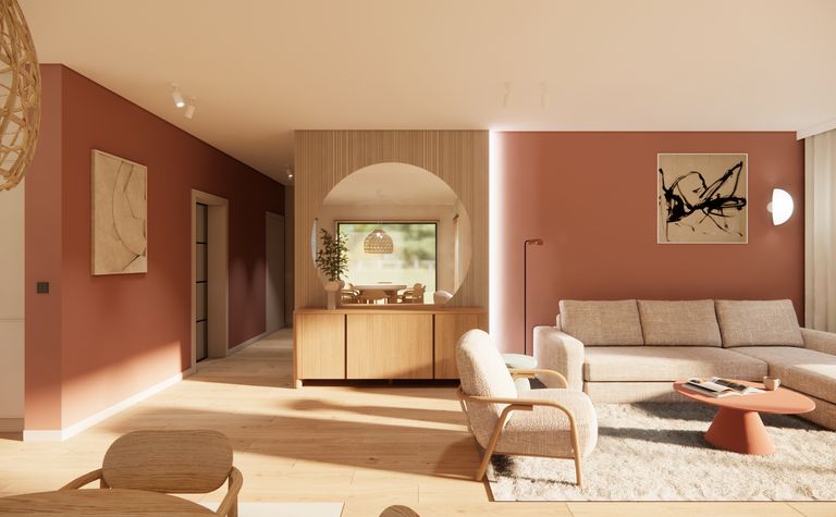 Salon w stylu boho i skandynawskim z beżową sofą i drewnianymi meblami.