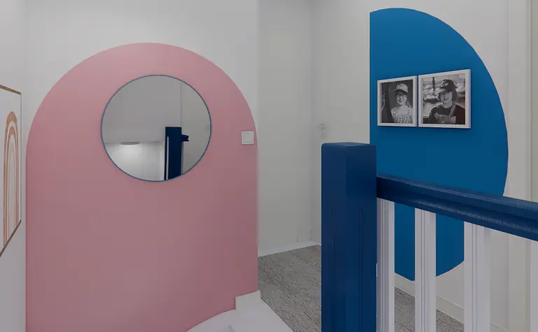 Przedpokój z różowymi i niebieskimi ścianami oraz dekoracjami dopamine decor.