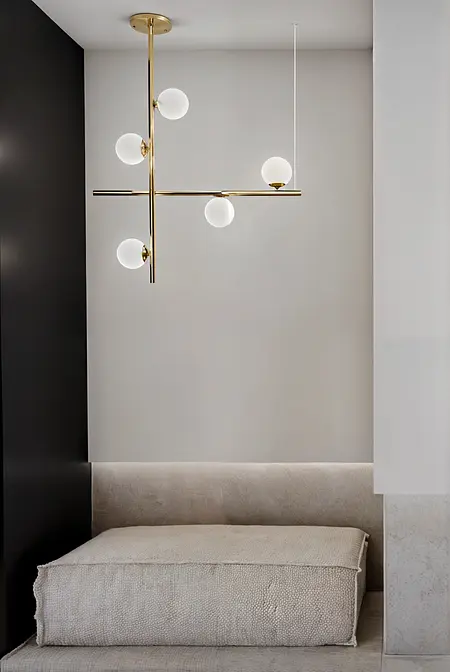 Minimalistyczny kącik wypoczynkowy z lampą w stylu skandynawskim.