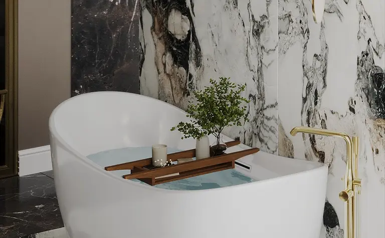 Nowoczesna łazienka z białą wanną, marmurowymi ścianami i złotymi detalami, styl quiet luxury.