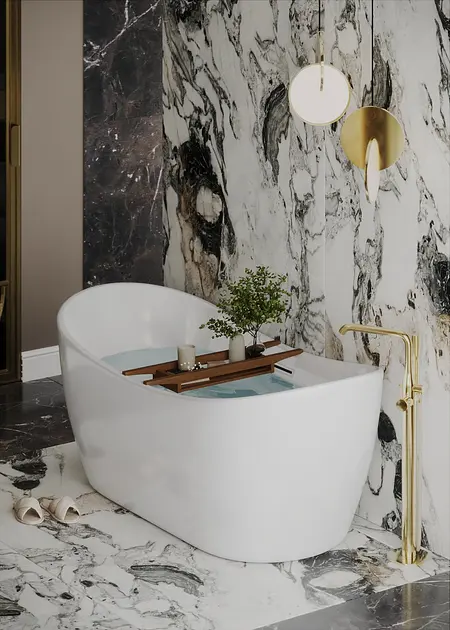 Nowoczesna łazienka z białą wanną, marmurowymi ścianami i złotymi detalami, styl quiet luxury.