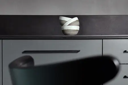 Minimalistyczna kuchnia w stylu boho i japandi z szarymi meblami.