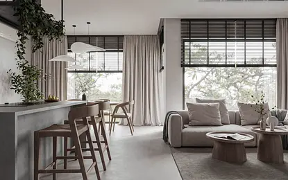 Wnętrze w stylu japandi i minimalistycznym z jasnymi meblami i drewnianymi detalami.