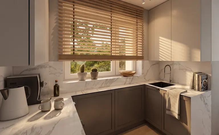 Kuchnia minimalistyczna z elementami minimaluxe, szare meble, marmurowy blat.