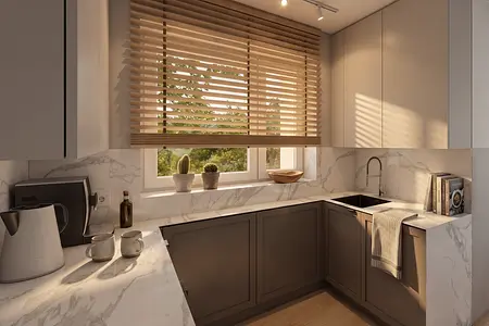 Kuchnia minimalistyczna z elementami minimaluxe, szare meble, marmurowy blat.