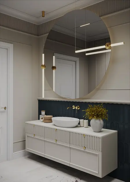 Wnętrze łazienki z białą umywalką, złotymi lampami i niebieską ścianą.