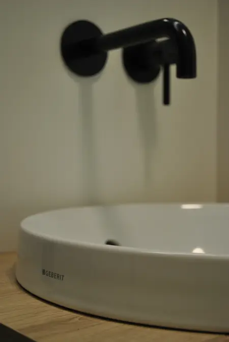 Nowoczesna umywalka na drewnianym blacie w stylu japandi, minimalistycznym, skandynawskim.