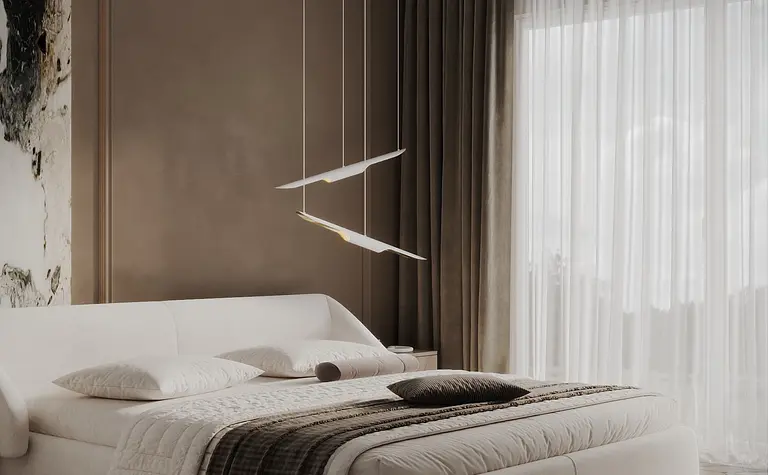 Sypialnia w stylu quiet luxury z jasnym łóżkiem i brązowymi zasłonami.