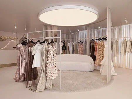 Garderoba w stylu quiet luxury z eleganckimi sukienkami na wieszakach.