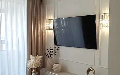 Wnętrze salonu z elementami art deco, glamour i nowoczesnymi dodatkami.