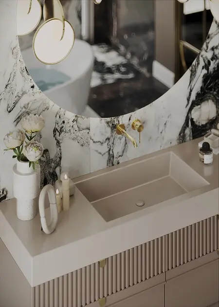 Wnętrze łazienki z marmurową ścianą i elegancką umywalką, styl quiet luxury.