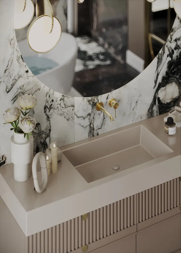 Wnętrze łazienki z marmurową ścianą i elegancką umywalką, styl quiet luxury.
