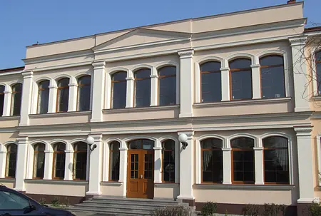 Fasada budynku z dużymi oknami i drewnianymi detalami