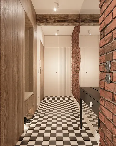 Przedpokój w stylu eklektycznym z nowoczesnymi akcentami, drewnianymi i ceglanymi detalami.