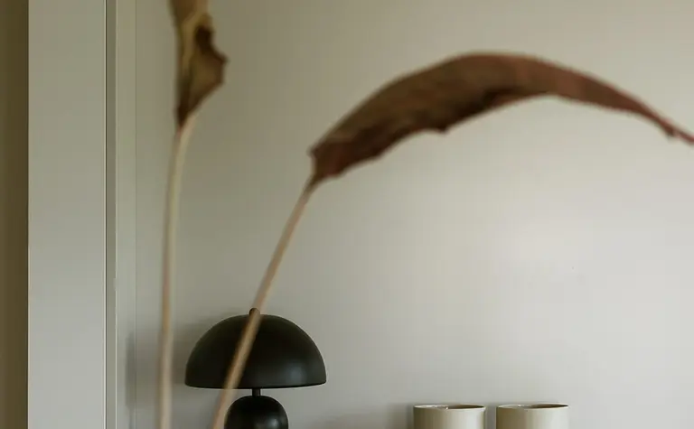 Nowoczesne wnętrze z minimalistycznymi dekoracjami i akcentami quiet luxury.