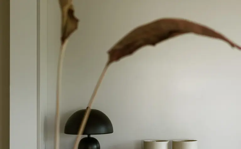 Nowoczesne wnętrze z minimalistycznymi dekoracjami i akcentami quiet luxury.