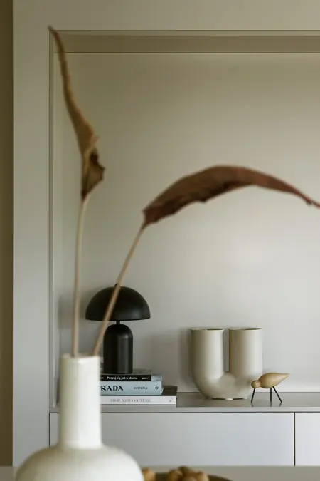 Nowoczesne wnętrze z minimalistycznymi dekoracjami i akcentami quiet luxury.