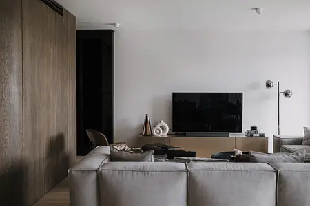Wnętrze salonu w stylu minimaluxe z nowoczesnymi meblami i spokojnym luksusem.