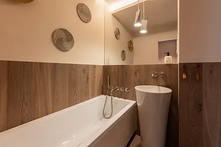 Wnętrze łazienki w stylu boho i rustykalnym z drewnianymi elementami.